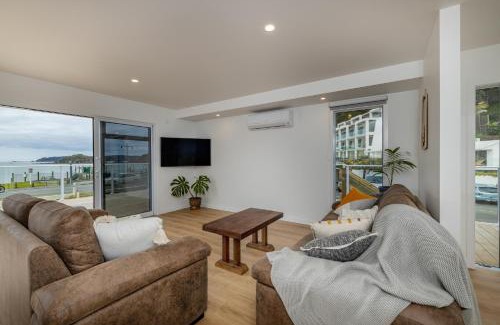 Paihia House | Waterfront Beach House - Paihia Holiday Home