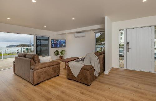 Paihia House | Waterfront Beach House - Paihia Holiday Home