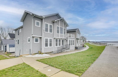 Buckeye Lake House | Waterfront Buckeye Lake House Deck and Views!