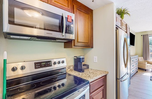 Fort Walton Beach Apartment | Waterfront condo featuring a lovely patio with views, AC, & pool access