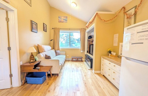 Carrying Place Apartment | Waterfront Comfy Guesthouse, Prince Edward County