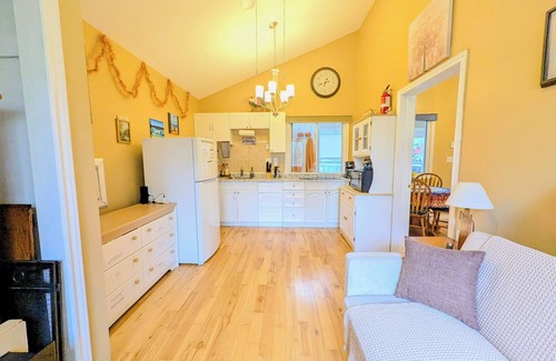 Carrying Place Apartment | Waterfront Comfy Guesthouse, Prince Edward County