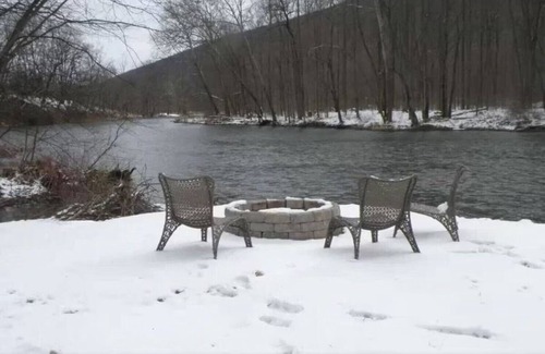 Swengel Cabin | Waterfront cottage on corner lot w/ hot tub, fire pit, & kayaks. Pet friendly.