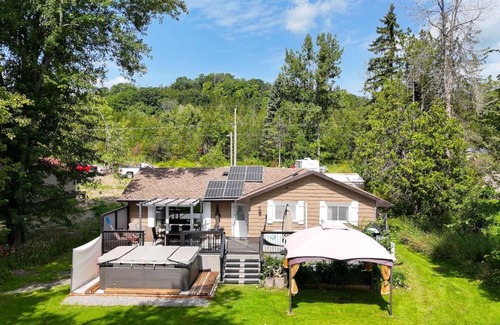 Quinte West House | Waterfront Cottage with Swim Spa, BBQ, and Boat Dock