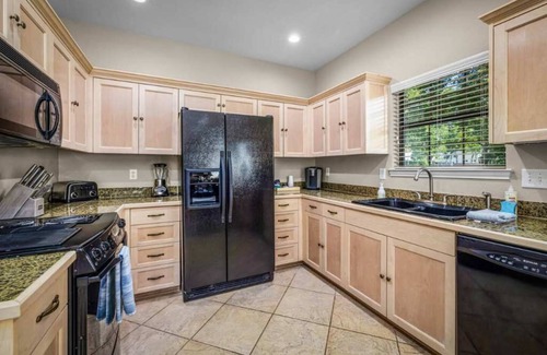 McQueeney House | Waterfront | Dock Access | Fire Pit | Sleeps 12!