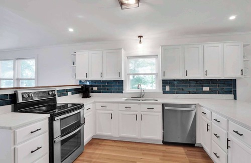 Ridgeway House | Waterfront Dock Dog Friendly Kayaks Grill