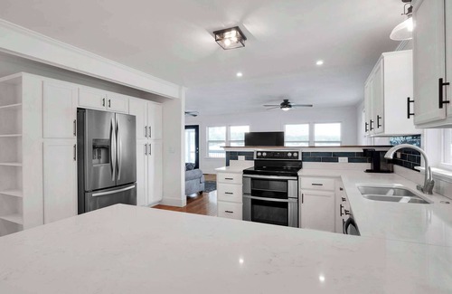 Ridgeway House | Waterfront Dock Dog Friendly Kayaks Grill