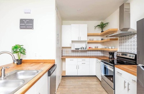 Brownsville House | Waterfront Escape in Brownsville