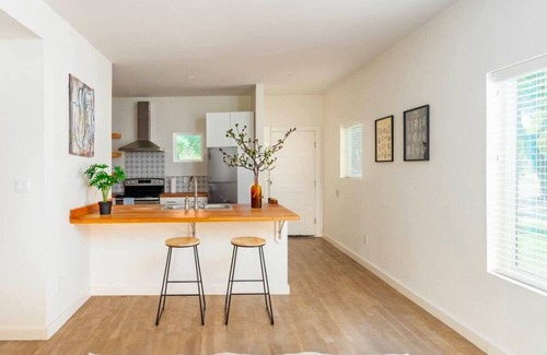 Brownsville House | Waterfront Escape in Brownsville