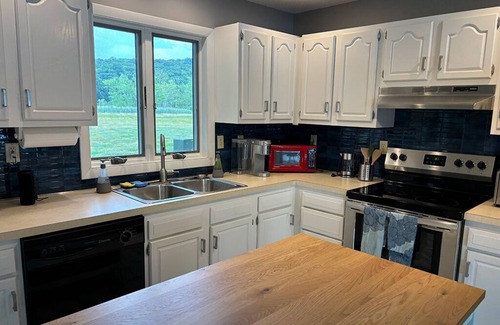 East Haddam House | Waterfront Goodspeed airport 2-bedroom house with AC, WiFi