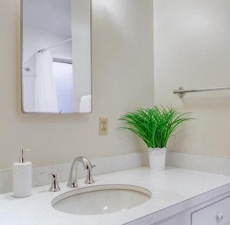 San Rafael Villa | Waterfront Hawaiian Oasis