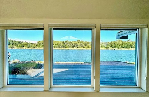 La Conner House | Waterfront Home in Historic La Conner. 30 Day Stay. Excellent Long-Term Rates.