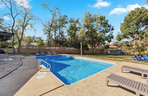 Mobile House | Waterfront Home w/Pool, RV Hookup, & River View