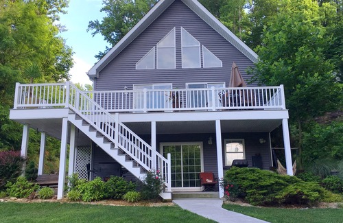 Goodview House | WATERFRONT HOT TUB, FIRE PIT, THEATER/GAMEROOM, WIFI, KAYAKS, MULTI FAMILY
