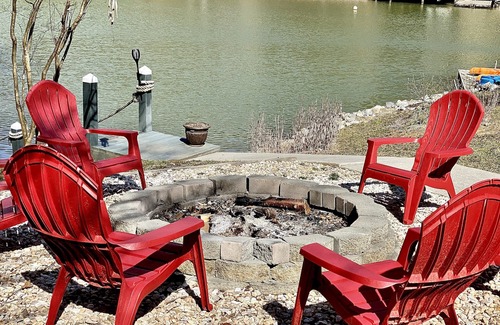 Goodview House | WATERFRONT HOT TUB, FIRE PIT, THEATER/GAMEROOM, WIFI, KAYAKS, MULTI FAMILY