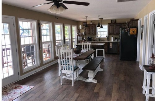 Centre House | Waterfront house on Weiss Lake