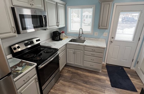 Prudenville House | Waterfront house with sandy beach near downtown