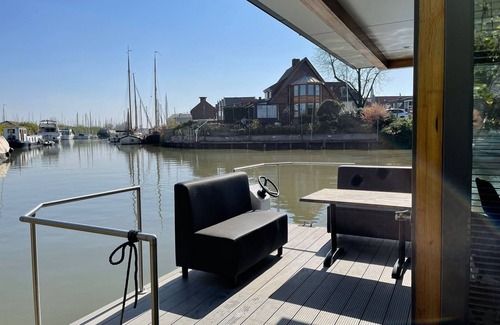 Monnickendam Boat Rental | Waterfront houseboat near the centre