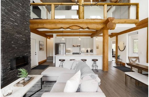 Central Okanagan House | Waterfront Kelowna Cabin #3 with hot tub sleeps 12