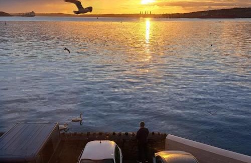 Milford Haven House | Waterfront Location, Balcony, Sea Views, Free Parking