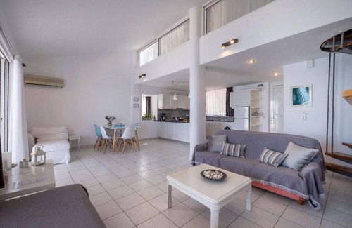 Kiveri Apartment | Waterfront loft apartment with sea view blacony