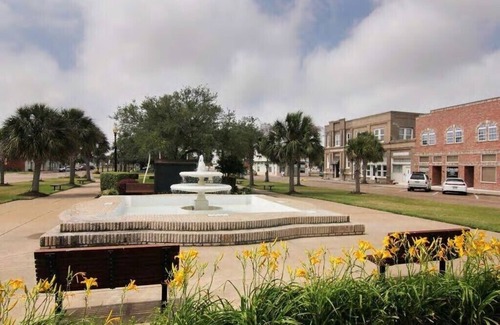 Freeport House | Waterfront Loft Getaway @ Historic Downtown Freeport