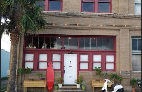 Freeport House | Waterfront Loft Getaway @ Historic Downtown Freeport