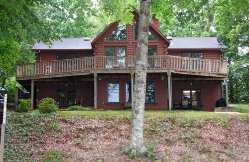 Bracey House | Waterfront Log Cabin On Lake Gaston