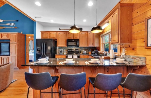 Lake Norman of Catawba Cabin | Waterfront Log Cabin w/Hot Tub, Kayaks, Firepit, King Beds, & Pets OK