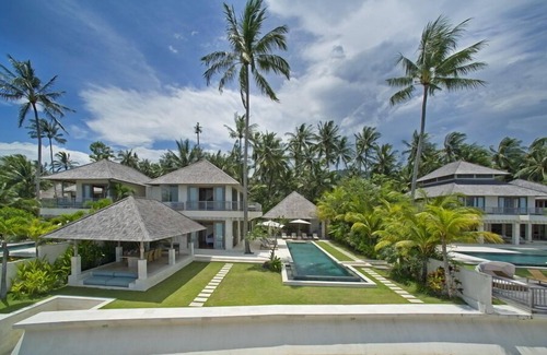 Candi Dasa Villa | Waterfront Luxury 4BR Villa - Candidasa! 6Min Drive To The Beach! W/Swim Pool!