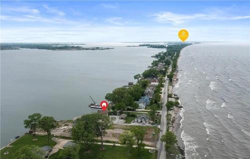 Sandusky House | Waterfront Luxury Family Retreat