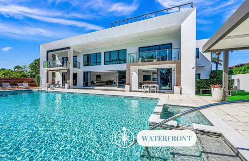 Harbor Beach Villa | Waterfront Masterpiece Villa Grand Heated Pool Seabreeze Key