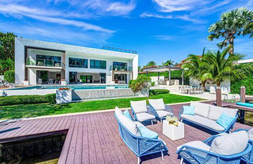 Harbor Beach Villa | Waterfront Masterpiece Villa Grand Heated Pool Seabreeze Key