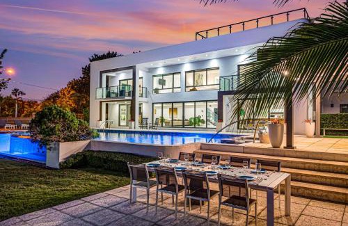 Harbor Beach Villa | Waterfront Masterpiece Villa Grand Heated Pool Seabreeze Key