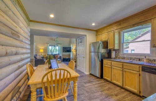 Town Creek Cabin | Waterfront Modern Cabin with Kayaks & Paddle boards. Golf Cart for Rent.