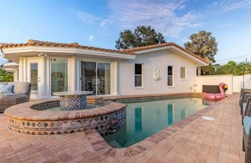 Anona House | Waterfront Oasis: Serene Retreat 7Mins To Beach!