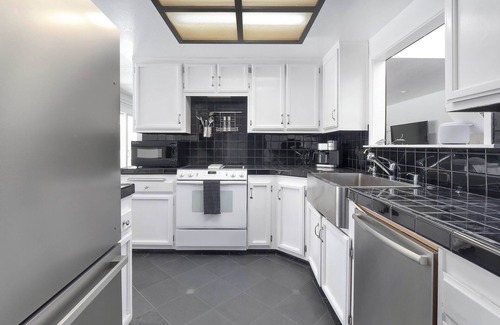 Discovery Bay House | ⚓ Waterfront Oasis: Stunning 3 BDR in Discovery Bay | Sleeps 8