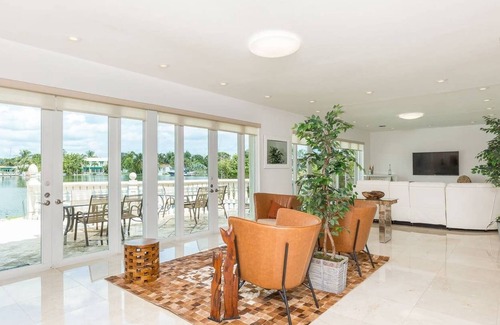Surfside House | Waterfront paradise in private bay