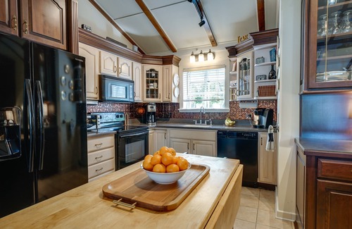 Long Beach House | Waterfront Pet Friendly Fishing Pier, 5 Min to Beach, Sleeps 8+, Kayaks & Bikes!