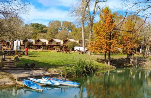 Seguin House | Waterfront Prairie Flower Treehouse