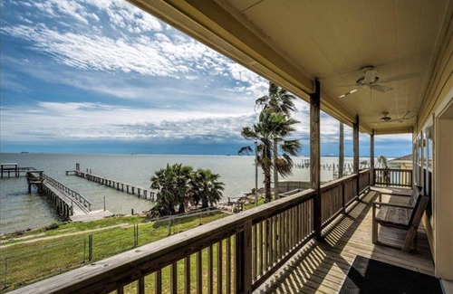 Dickinson House | Waterfront Property with a 300ft Pier w/Fishing Lights