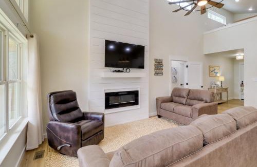 Tumbling Shoals House | Waterfront Retreat on Greers Ferry Lake with Hot Tub