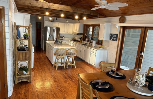 Homosassa House | Waterfront retreat with boat dock & private ramp right off the river