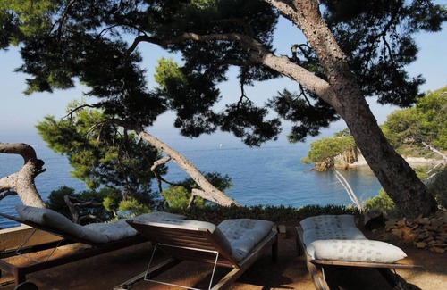 Ensues-la-Redonne Villa | Waterfront, sleeps 8, direct access to the sea in 1 min.