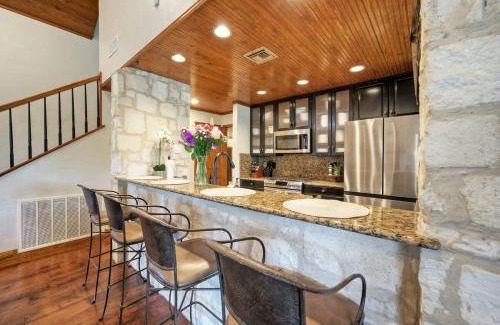 Seguin House | Waterfront Sleeps 16 Perfect for Family & Wurstfest