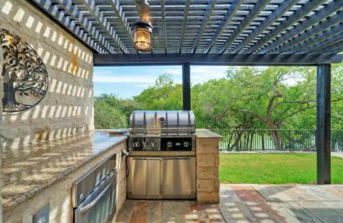 Seguin House | Waterfront Sleeps 16 Perfect for Family & Wurstfest