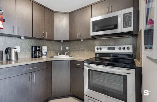 North Bay Village Apartment | Waterfront Studio in the Heart of Miami | Free Parking & Bay Views