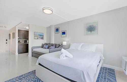 North Bay Village Apartment | Waterfront Studio Condo in the Heart of Miami - Free Parking & Bay Views