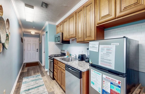 El Centro Beach House | Waterfront Townhome w/Shared Pool, Central AC, Free WiFi - Snowbird-Friendly