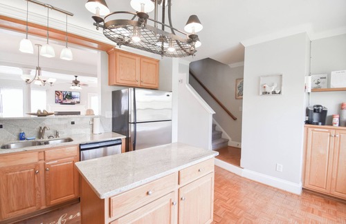 Mount Holly House | Waterfront Townhome by the Marina with Jacuzzi